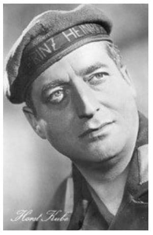 Autogrammfoto eines Schauspielers in Matrosenmütze mit Mützenband und Uniformjacke, unten ein faksimilierter Namenszug