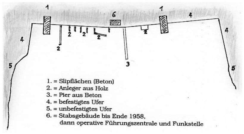 Handgezeichnete Skizze desselben Hafenbereichs zwei Jahre später mit zusätzlichen Holzanlegern, Betonpier und dem Stabsgebäude als späterer Führungszentrale und Funkstelle