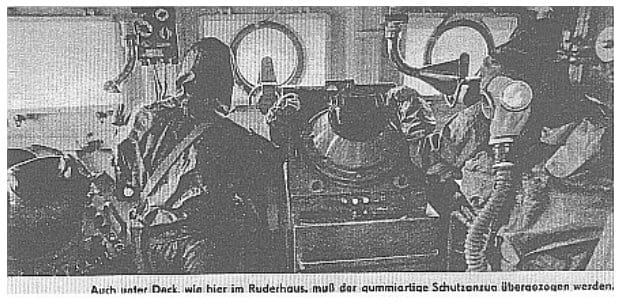 Zeitschriftenreproduktion: Rudergänger und Wachpersonal im Ruderhaus tragen gummierte Schutzanzüge und Gasmasken am Ruderstand
