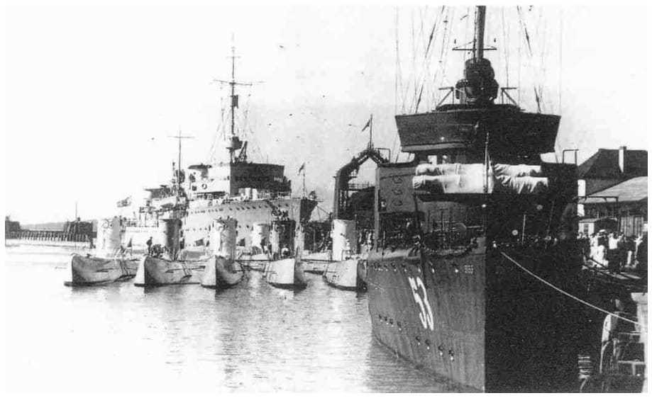 Boote und Begleitschiffe der 1. U-Boot-Flottille während der Sommerübung im August 1938 im Hafen Saßnitz. Im Vordergrund das Entfernungsmess-Schulschiff „STETTIN“ – Quelle: Hans Mehl