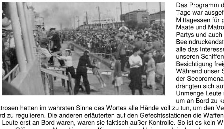 Blick von Bord auf die Pier: eine dichte Menschenmenge drängt sich hinter der Absperrung, Matrosen regeln am Landgang den Zustrom der Besucher